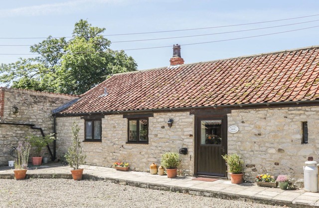 SUNSET COTTAGE, pet friendly, with open fire in Kirkbymoorside