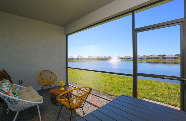 Sunset-facing lake view home. Stylish interior. Up to 6 guests.