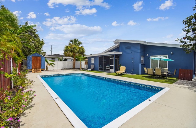 Sunset Oasis - Private Heated Pool Home Near Beach, Sponge Docks, Tarpon Springs