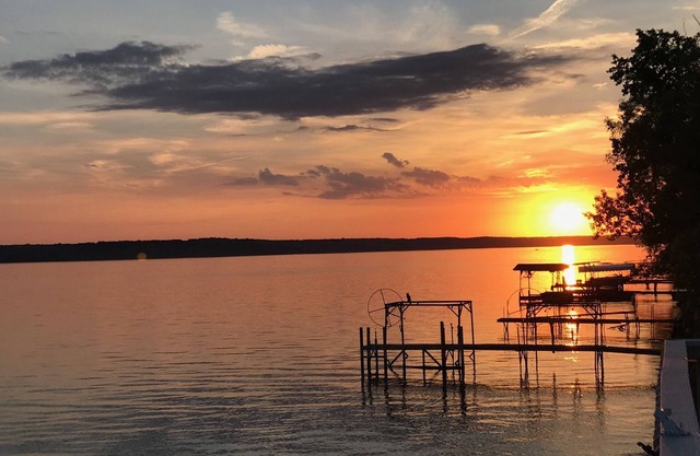 Sunset Paradise, lakefront on Cayuga Lake w/ Hot Tub, Screened Porch & Boat Lift