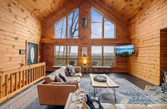 Sunset Ridge – incredible Mountain Views, Hot Tub, Fire Pit & Pool Table”