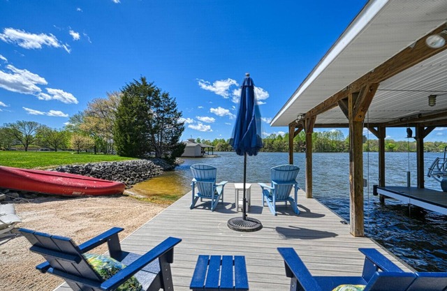 Sunset Views- Waterfront, Covered Slip, Pet Friendly, Updated