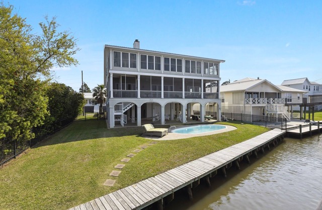 Sunsets on the bay with private pool and sunporch/screenporch