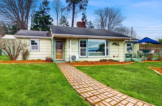 Sunsets over Sound | Water-View Getaway on Half-Acre | Walk to Dining