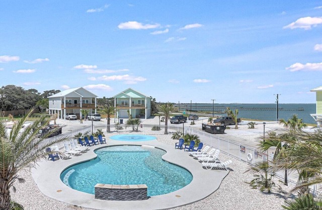 Sunshine and Flip Flops! Pool Front, Waterview, Walk to Restaurants and Pier!