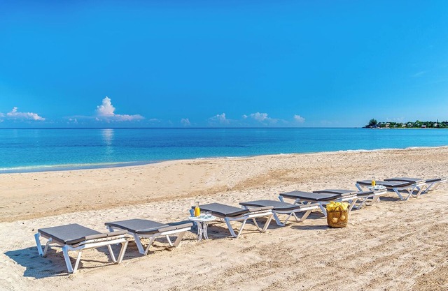 Sunspot 6-BEACHFRONT VILLA! POOL, STAFF!