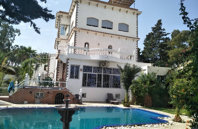 Superb room for 5 people with pool in Tangier