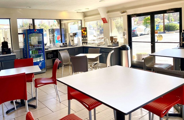 Super 8 by Wyndham Albuquerque Downtown