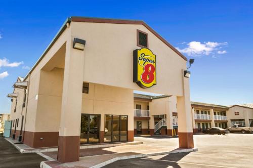 Super 8 by Wyndham Hattiesburg North - University Area