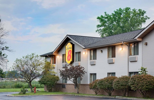 Super 8 by Wyndham Mentor/Cleveland Area