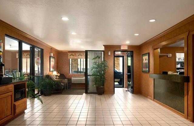 Super 8 by Wyndham Peoria East