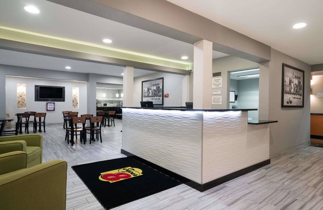 Super 8 by Wyndham Rochester Mayo Clinic Area