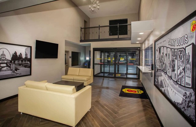 Super 8 by Wyndham St. Louis North