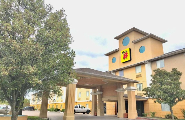 Super 8 by Wyndham Temple I-35