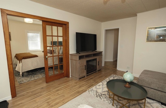 Super clean and Charming 3-bedroom house with WiFi, AC in Richfield