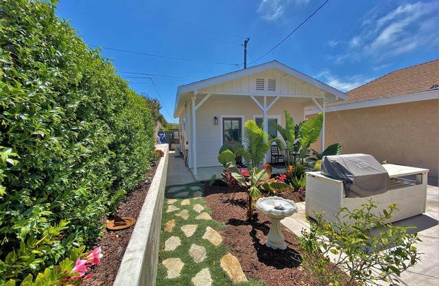 Super Cute - Detached Guest House - Cottage only 1 Mile to the Beach!