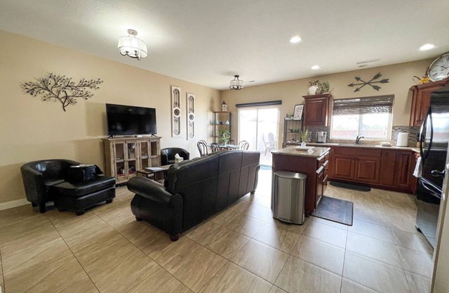 Super cute, family friendly, pool, rec room, near Zion, Bryce, & Shakespeare