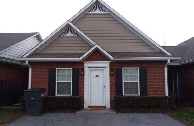 Super nice condo. Rent by day/week/month. Walking distance to bar/restaurant.