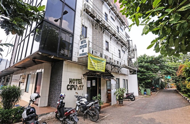 Super OYO 92674 Hotel Ciputat