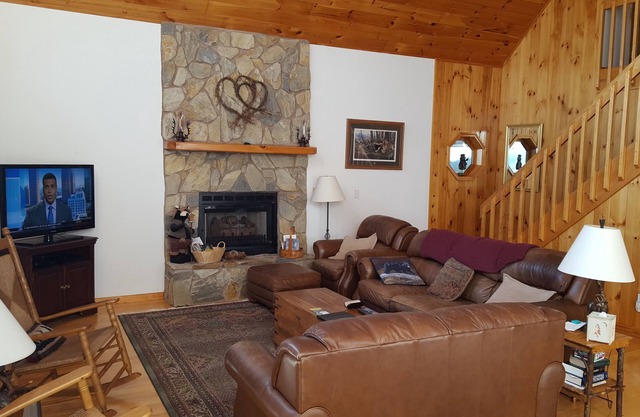 Super pricing! FUN GETAWAY! GREAT VIEWS, & LOCATION! 4bds/3baths