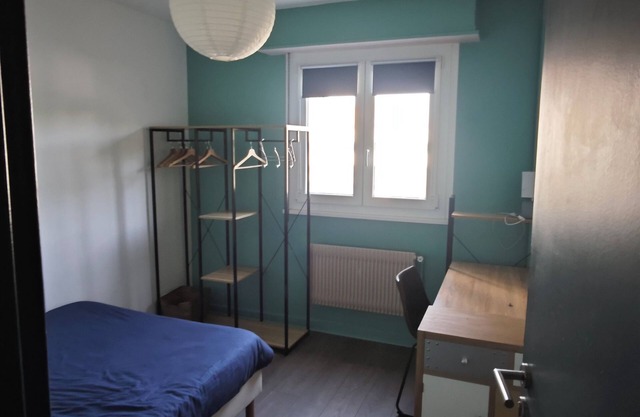 Super room Hyper center Young door, shopping center, streetcars, train station.