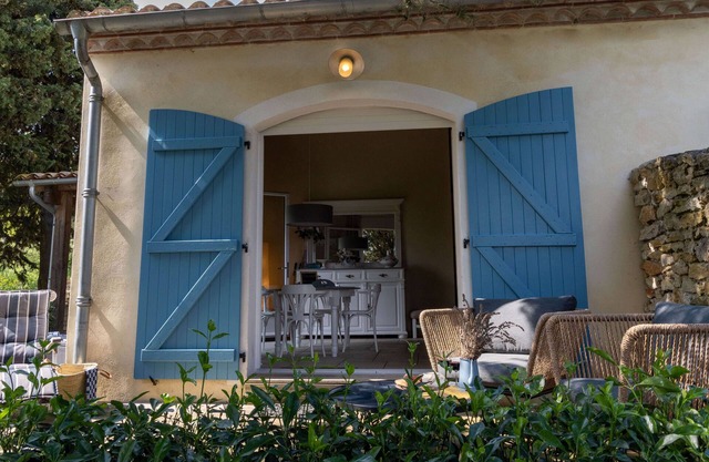 Superb holiday house for 2 with breathtaking views and pool access