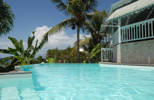 Superb sea view, infinity pool, charm and comfort just a stone's throw from the beach