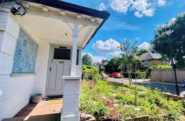 Superb self contained loft West Hampstead off street parking