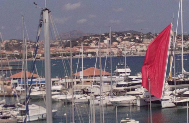 Superb top floor apartment in a 4* spa complex right on the waterfront overlooking yacht harbour of Frejus,Alps and Mediterranean Sea. Garage, big pool and free WI-FI