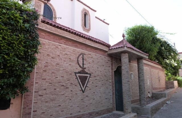 SUPERB VILLA WITH GARDEN, PATIO, TERRACE residential area near center