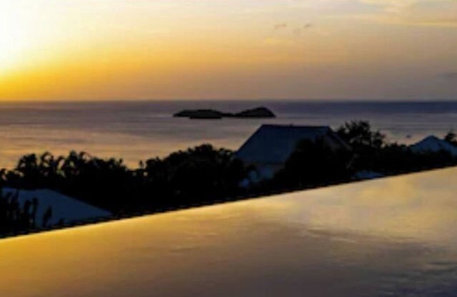 Superb villa with sea view and Cousteau reserve with mirror pool 5*