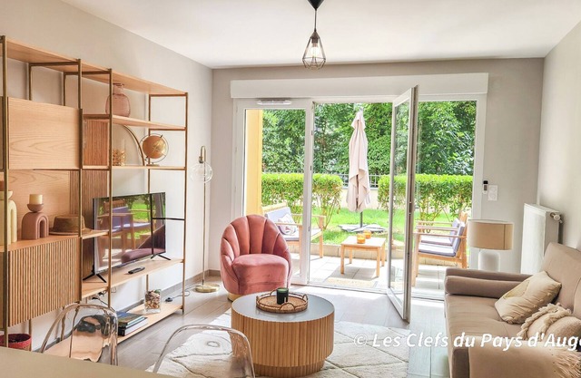Superbe Appartement à 2 pas de la Mer, Rez-de-jardin, 2 Chambres, Parking Privé