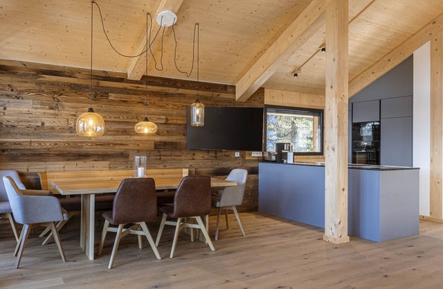 Superior Chalet # 1 with Sauna & Hot Tub