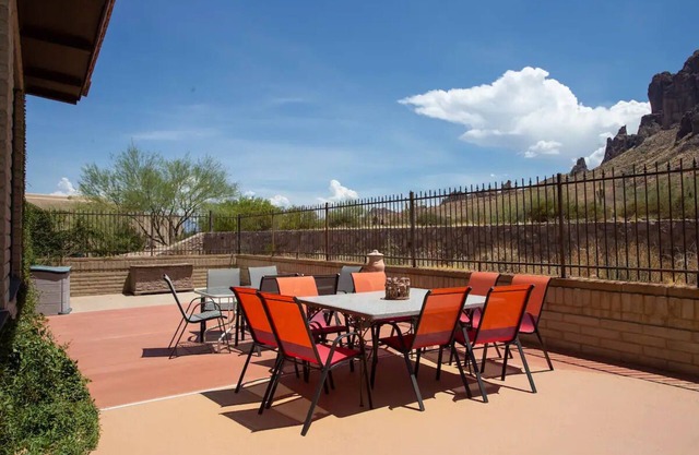 Superstition Mountains Apache Junction - sleeps 16