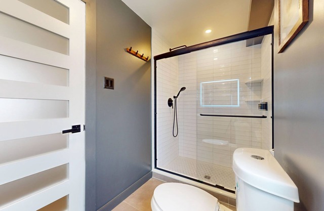 Surf Club - King Bed, 2 Mins to OC Beach & POOL