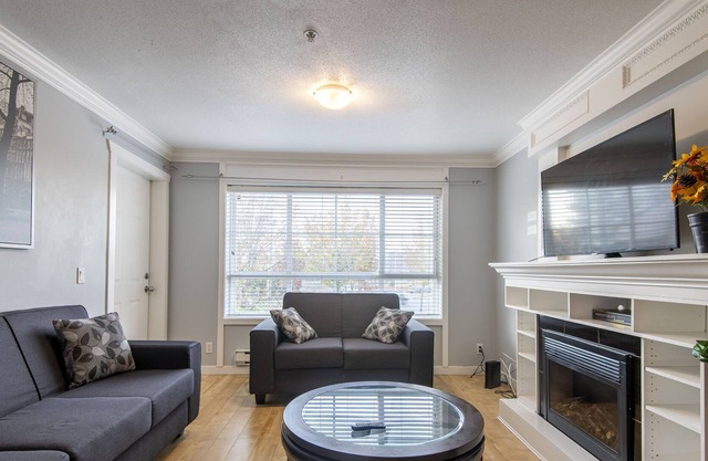 SURREY⭐️3 BED CONDO⭐️ BALCONY VIEW⭐️INDOOR PARKING