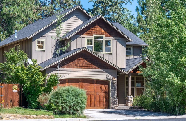 SW Bend Rest Relax Repose - Lrg yard & deck. Access to Canal, & River trails