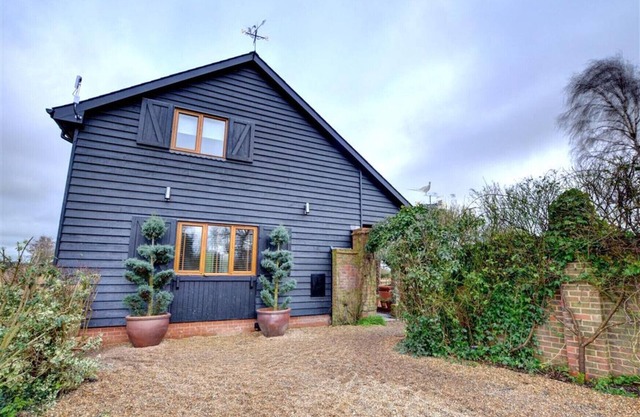 Swallows Return - Three Bedroom House, Sleeps 6