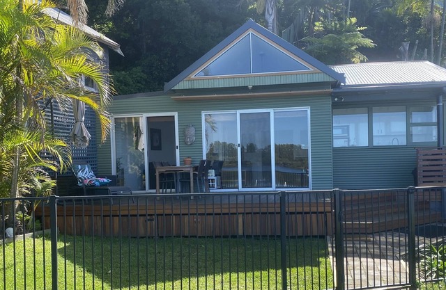 Swan Bay Hideaway Cottage at Marks Point