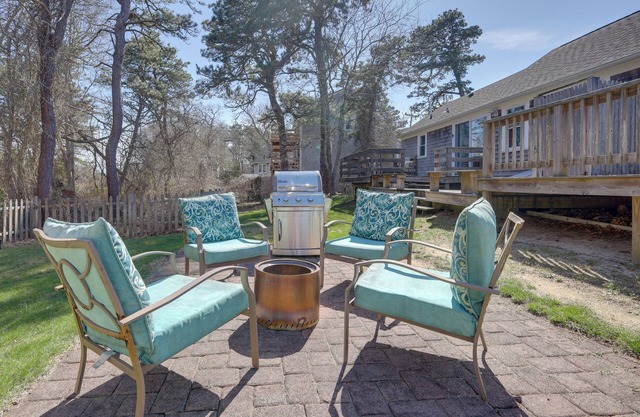 Swan River Views, BBQ Ready: West Dennis Home