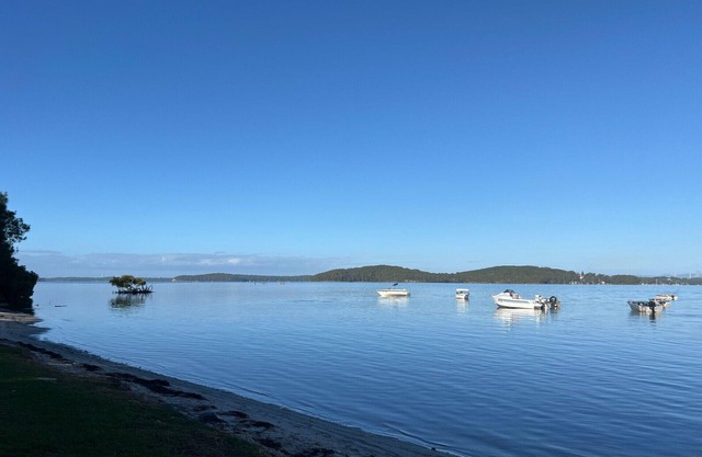 Swansea Sands- Modern Family home close to the lake