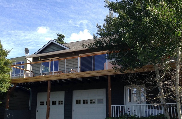Sweeping views of the Columbia from the front, with hot tub in the back!