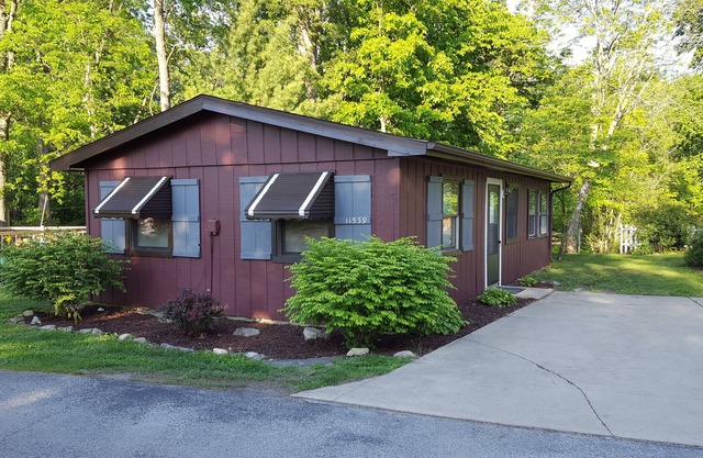 Sweet Cottage in Private Family Resort with Beach, Pool and Lake Freeman Access