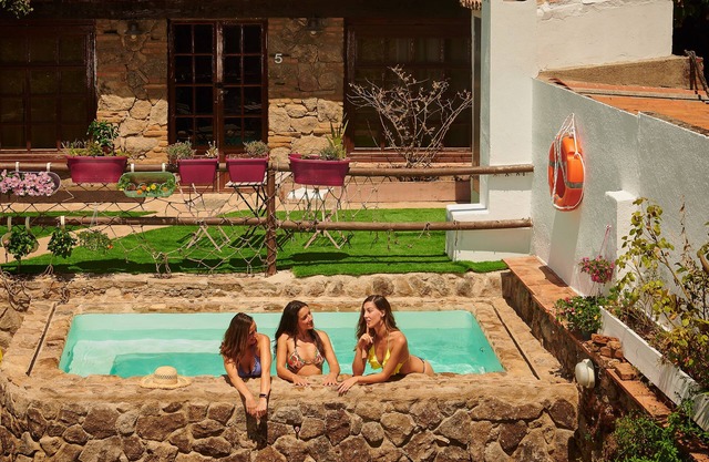 Swimming pool, sauna, garden, 5 bedrooms with full bathrooms. Registration TR-CC-00250.