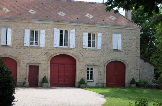 Swimming pool and tennis court: Charming 16th-century property with 2.8-hectare park