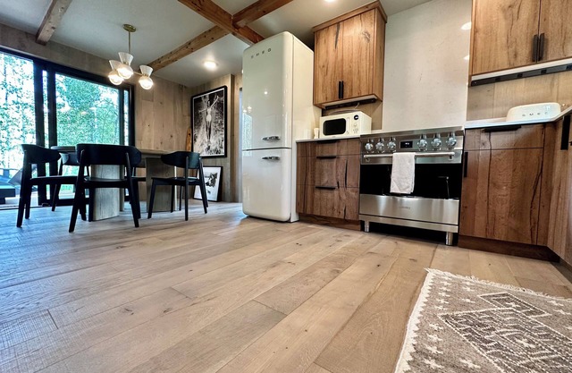 Swissentury ~A Frame charming home in the Meadow, A/C
