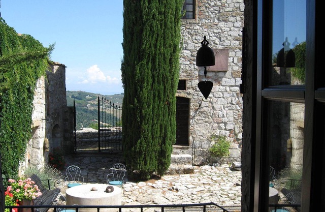 Switch off in a historic setting near San Gimignano