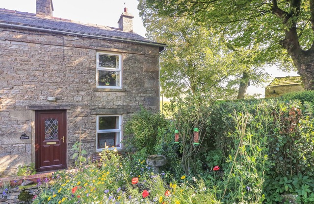 SYCAMORE COTTAGE, pet friendly, character holiday cottage in Hawes