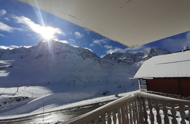 T2 apartment with separate bedroom. Swimming pool, gym, billiards.