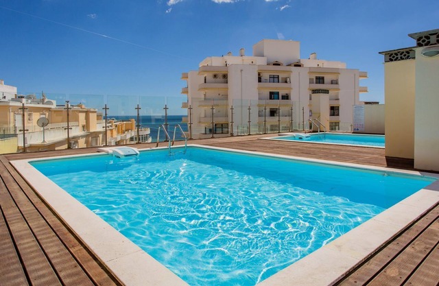 T2 com Piscina e AC – Praia – by LovelyStay